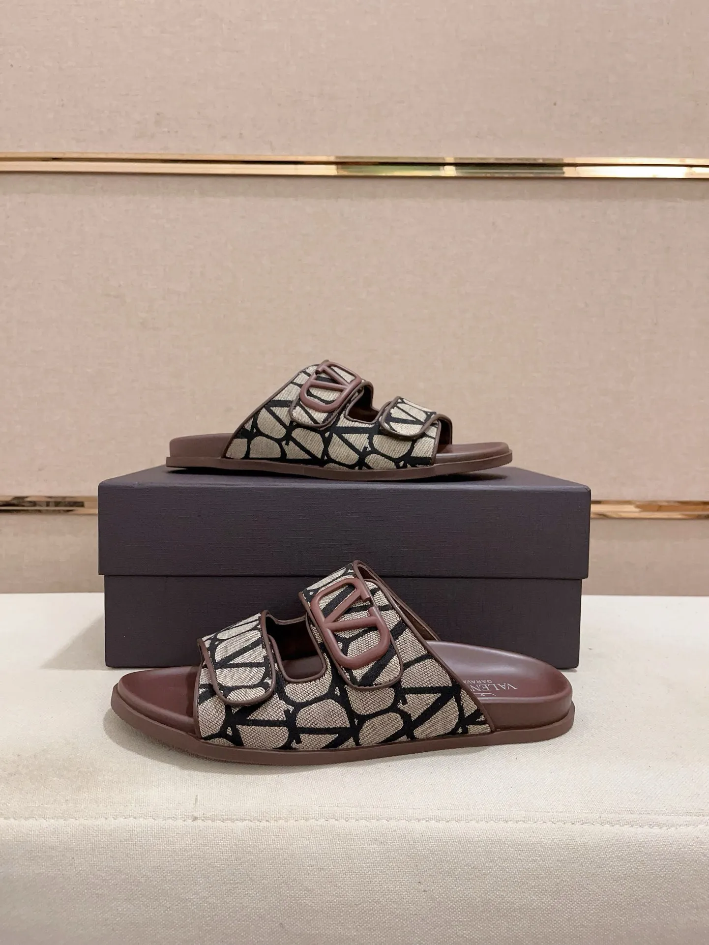 Men's shoes💰: 440💰[Valentino] New men's boutique slippers, counter quality, classic plaid, the actual workmanship is quite complex🔰The uppers are made of imported fabrics➕🐑Sheepskin lining, which tests the craftsman's craftsmanship➕original PU outsole. Size: 38-44 (45 can be customized, non-refundable)